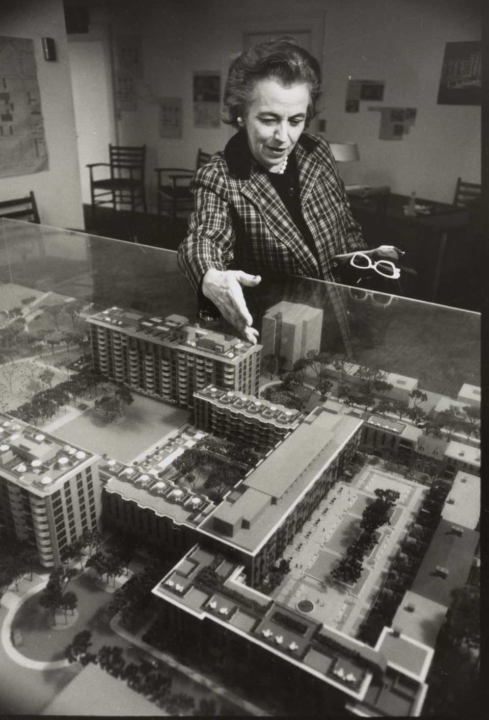 Chloethiel Woodard Smith with the Harbour Square Model, circa 1965. Library of Congress
