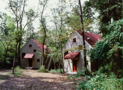 Susan Maxman & Partners, Cabins, Camp Tweedale, Lower Oxford Township, Penn., 1990. Photograph by Tom Bernard. SMP Architects
© Tom Bernard
