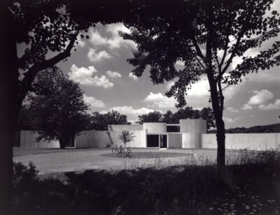 Mary Otis Stevens and Thomas McNulty, McNulty-Stevens house, Lincoln, Mass, 1965, exterior. Photograph by Julius Shulman. Gift of Ms. Mary Otis Stevens, courtesy MIT Museum
